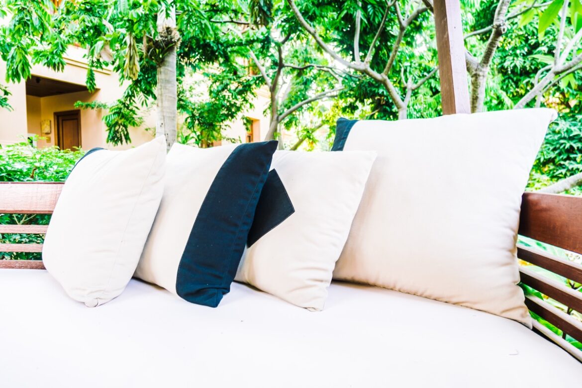 Mały narożnik ogrodowy – idealny mebel na taras i do ogrodu