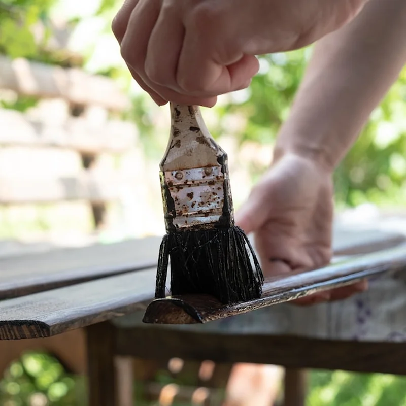 Czym malować meble ogrodowe? Porady dotyczące renowacji