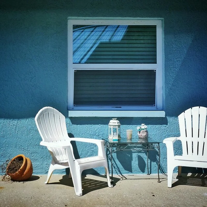 Puste krzesła pod oknem na zewnątrz domu