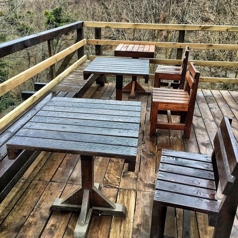 Drewniane stoły i ławki na tarasie