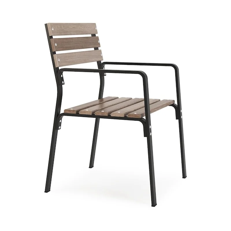 Drewniane krzesło ogrodowe na białym tle z ścieżką przycinającą