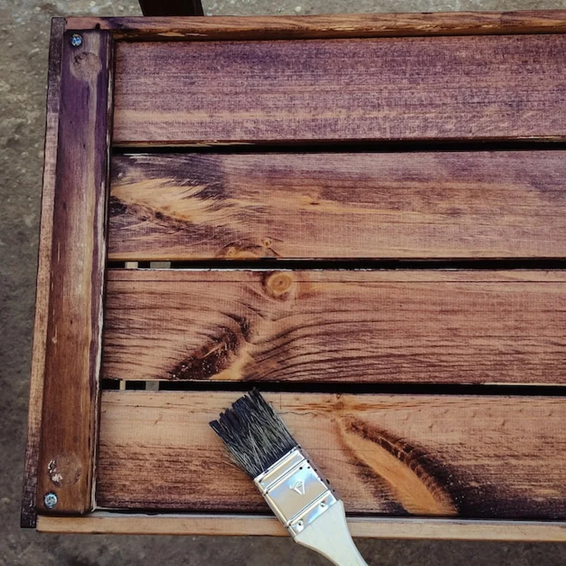 Impregnat czy olej do mebli ogrodowych? Jak zabezpieczyć drewno?