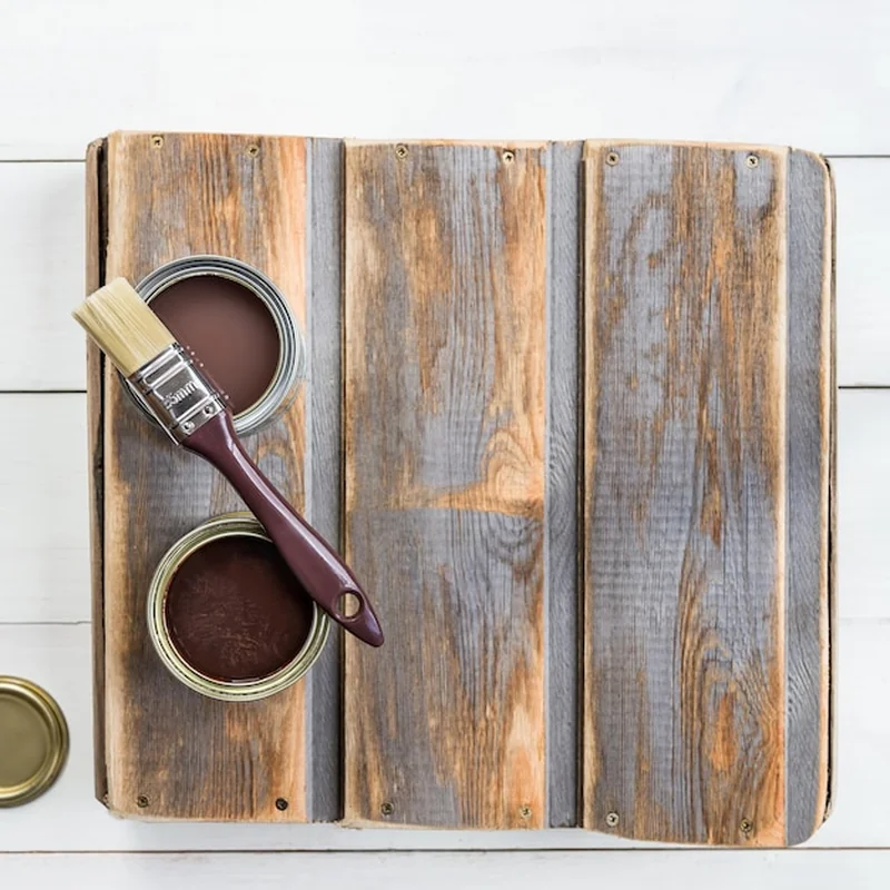 Jaka farba do mebli ogrodowych? Czym pomalować drewniane meble?