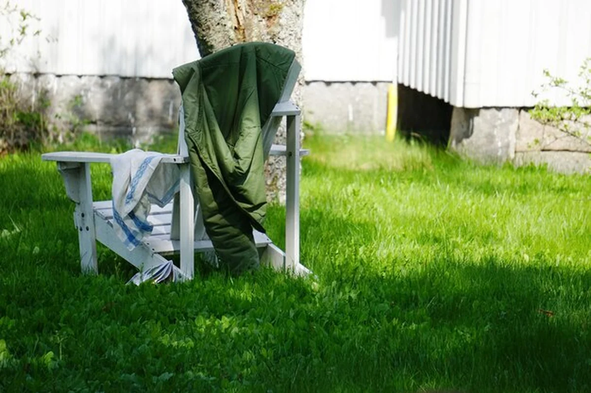 Krzesło na polu przeciwko budynkowi