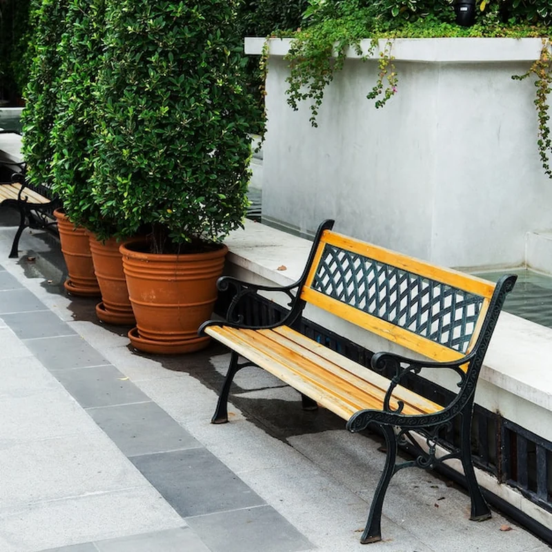 Biała klasyczna ławka w ogrodzie