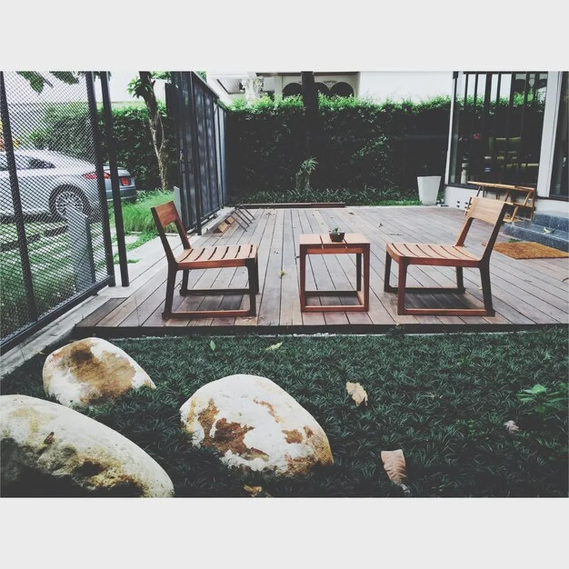 Narożnik ze stolikiem – nowoczesny mebel ogrodowy do Twojego wnętrza