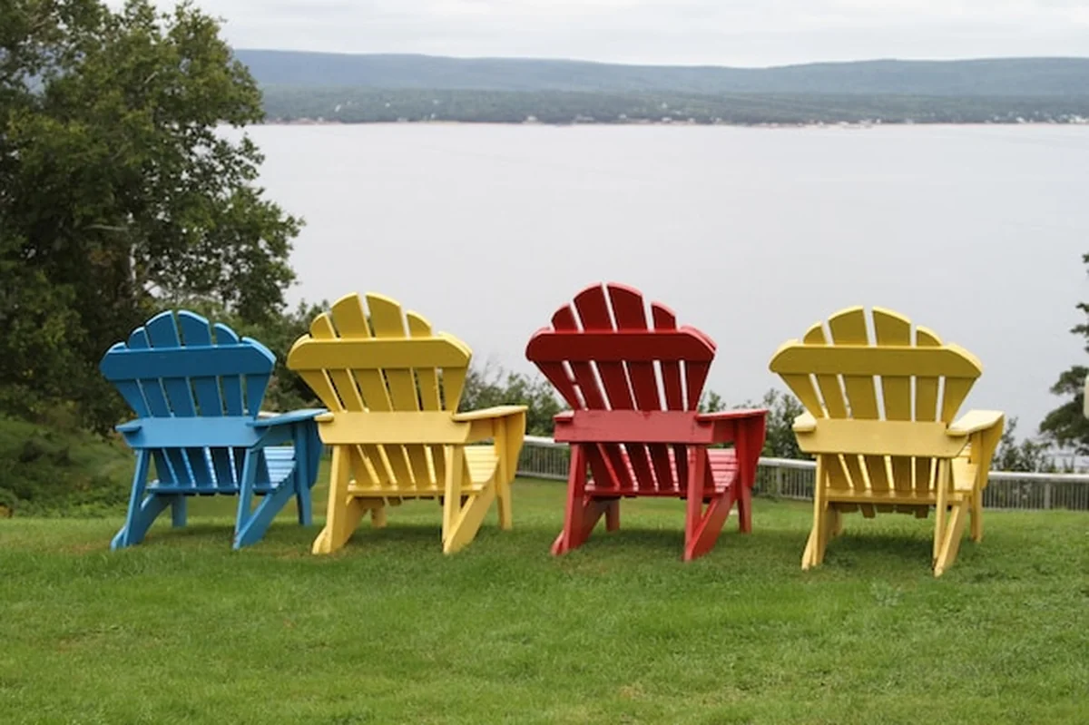 Puste krzesła i stoły na boisku