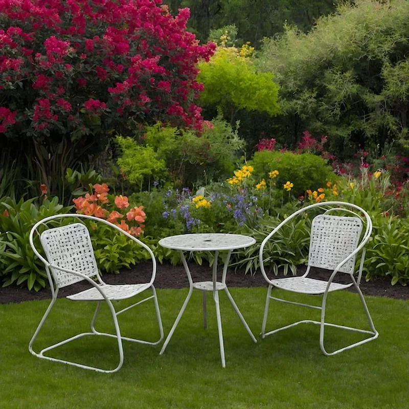 Ogród z drzewami i kwiatami, dwa krzesła naprzeciwko siebie