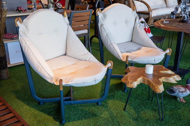 Czym obić meble ogrodowe? Wybór materiału i tkaniny