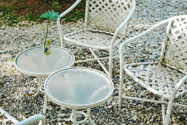 Czym wyczyścić białe meble ogrodowe? Sprawdź skuteczne metody