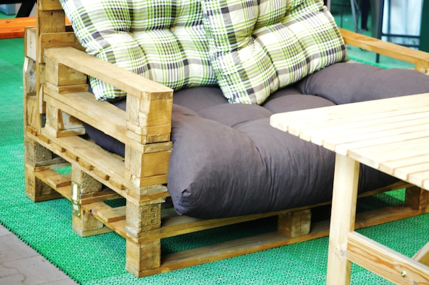 Ile potrzeba palet na meble ogrodowe? Zrób to krok po kroku