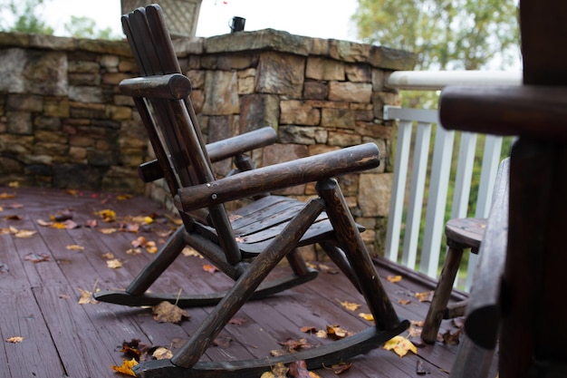 Jak odnowić stare drewniane meble ogrodowe? Porady i renowacja