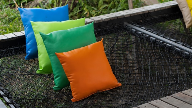 Jak prać poduszki z mebli ogrodowych? Praktyczne porady