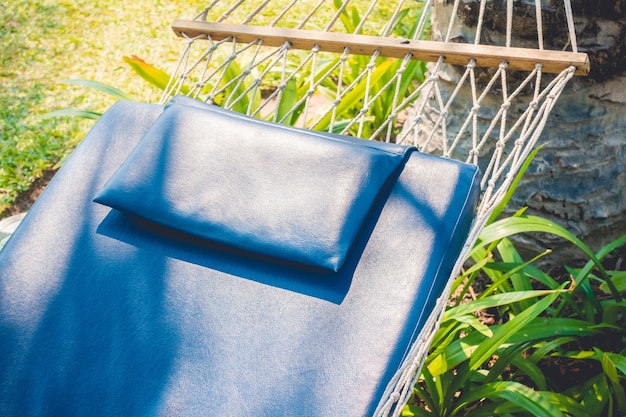 Jaka pianka na meble ogrodowe? Wybór idealnego siedziska