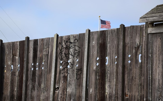 Ogrodzenie w stylu amerykańskim – jak stworzyć idealny płot?