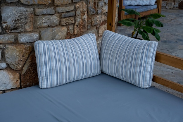 Poduszka na oparcie – jak wybrać idealną do sofy?