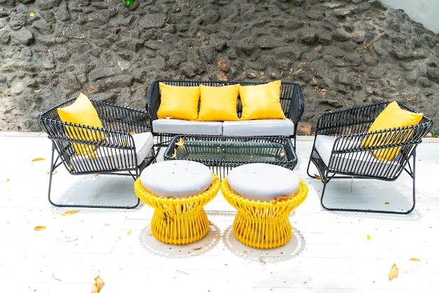 Zestaw mebli ogrodowych z technorattanu – idealny na lato