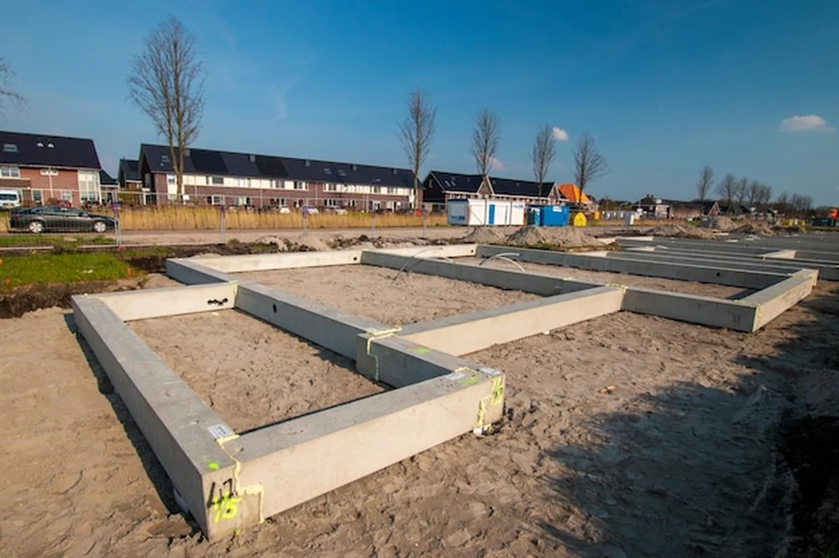 Nowy fundament betonowy pod zabudowę bliźniaczą