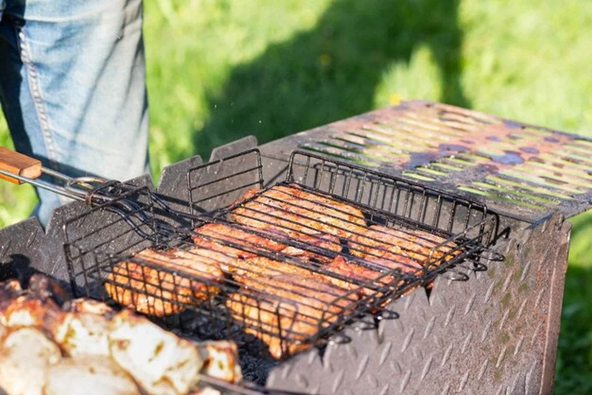 Grillowane steki na ruszcie na zewnątrz, piknik na podwórku