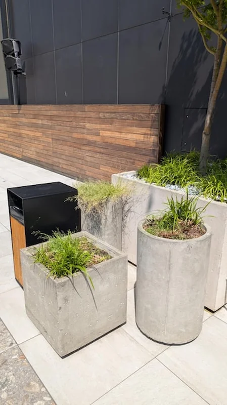 Nowoczesne betonowe donice w miejskim otoczeniu. Stylowe, eleganckie i funkcjonalne