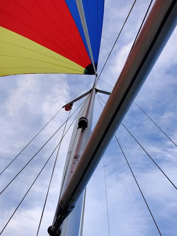 Kolorowe żagle jachtu na morzu w spokojnej pogodzie