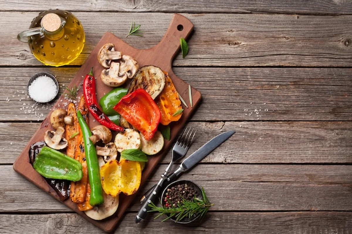 Grillowane warzywa na desce do krojenia
