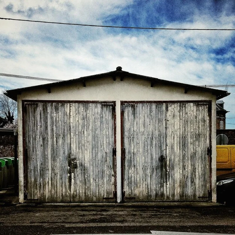 Garaż drewniany – jak zbudować dwustanowiskowy garaż?