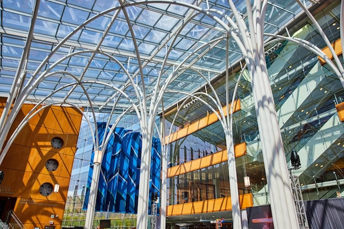 Nowoczesne wnętrze biblioteki z białymi podparciami i szklanym sufitem Indianapolis