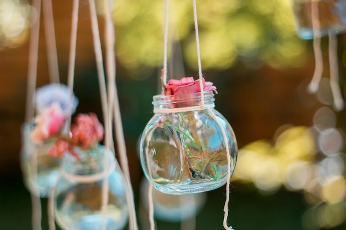 Szkło słoik z kwiatami w ogrodzie