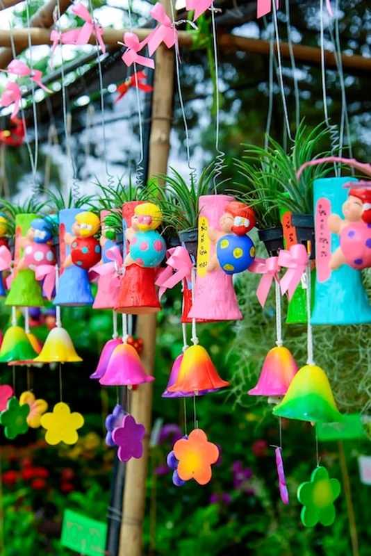 Wielobarwne dekoracje na sprzedaż na targu