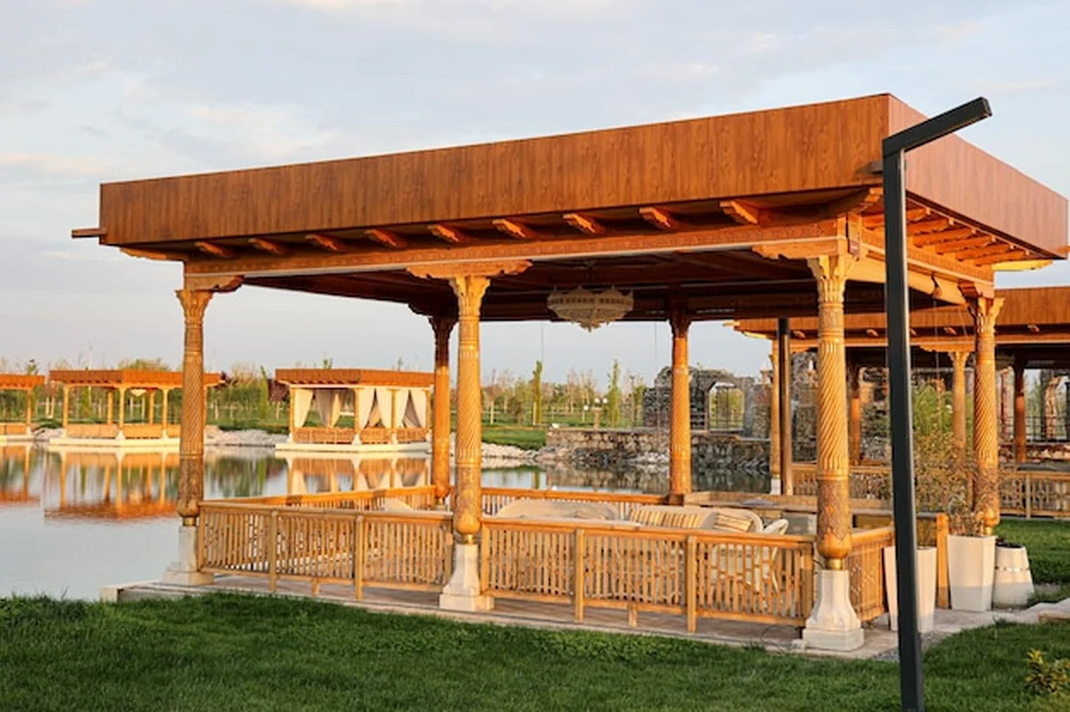 Elegancka drewniana altana nad jeziorem