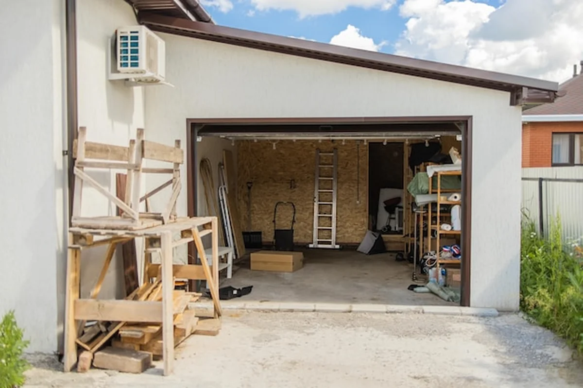 Otwarty garaż z narzędziami i drewnianymi deskami