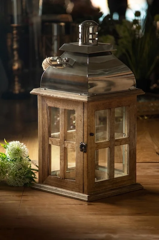 Lampion drewniany w stylu orientalnym na drewnianej powierzchni