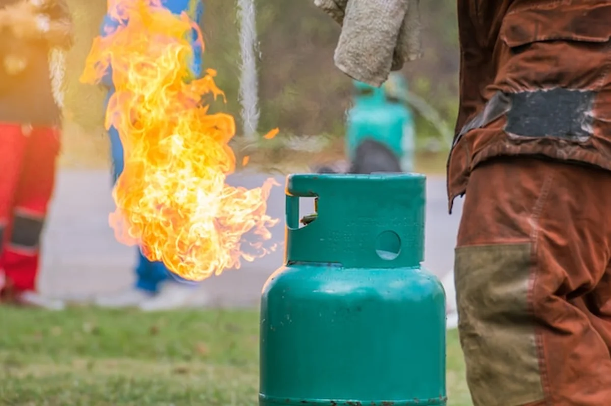 Płomień wydobywający się z butli z gazem
