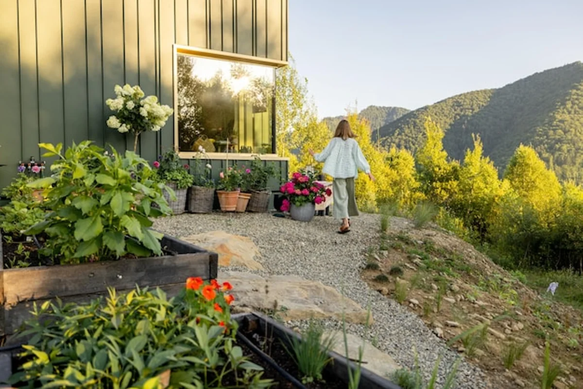 Chatka ogrodowa z tarasem w ogrodzie