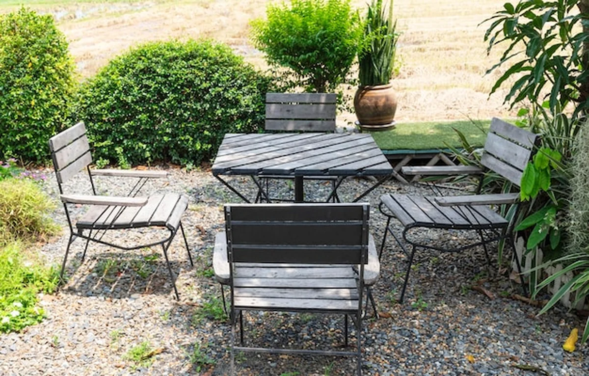 Drewniane krzesło i stół na trawniku