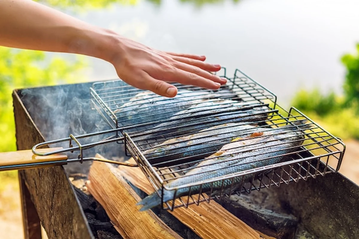 Grillowana ryba na żeliwnym ruszcie w ogrodzie