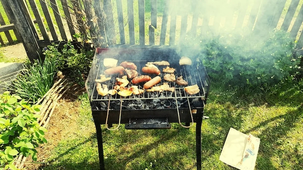 Jedzenie grillowane na podwórku