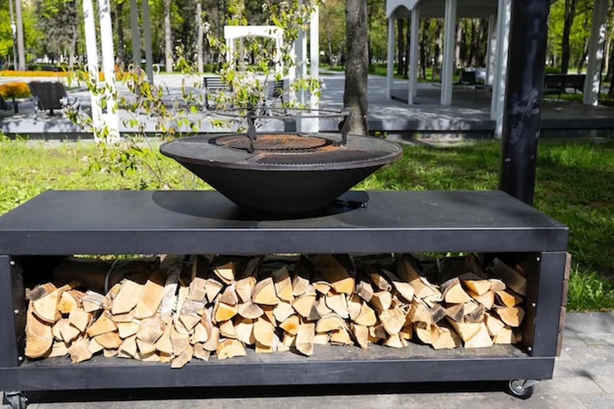 Miejsce do grilla z drewnem na ogniu w plenerze z grillem