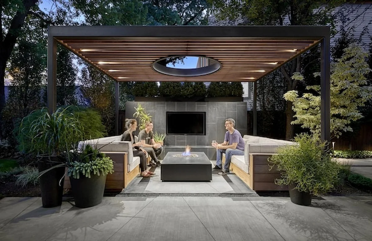 Nowoczesny patio na zewnątrz z pergolą