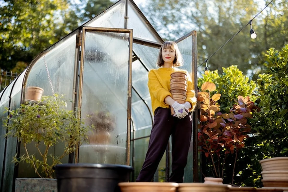 Kobieta z dzbanami w ogrodzie