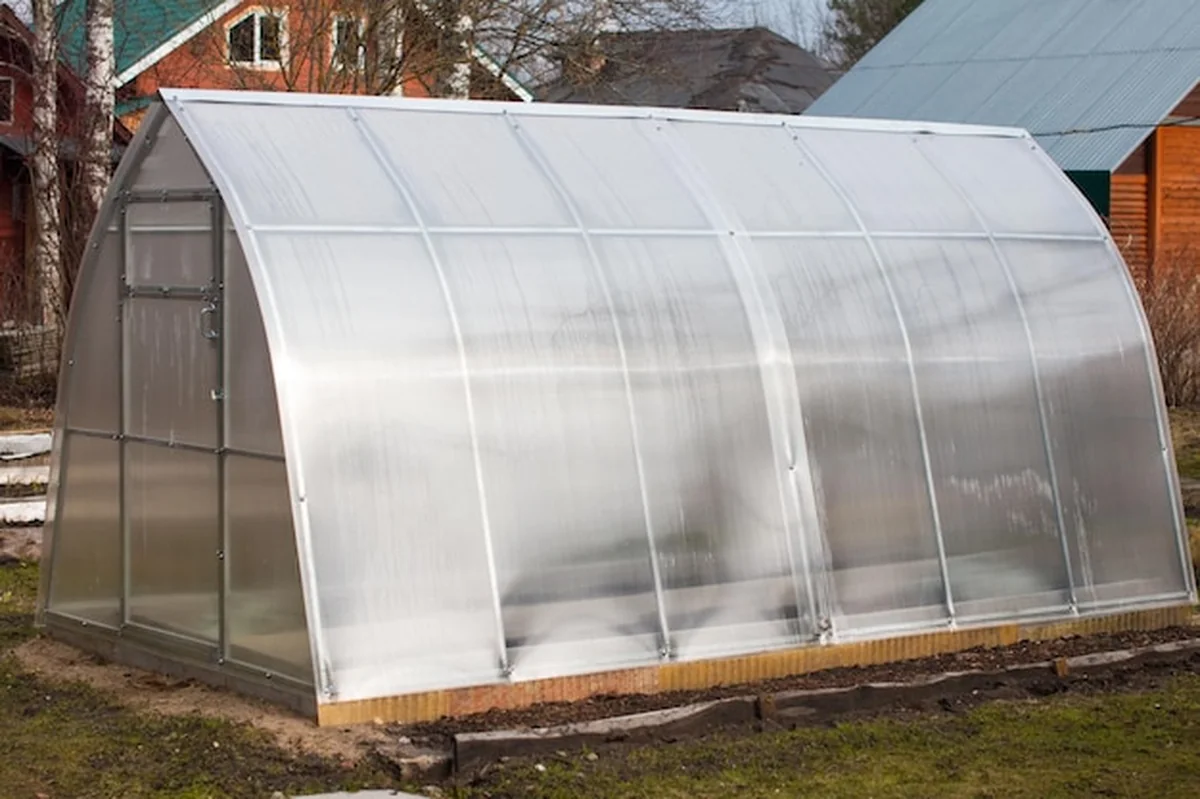 Szklarnie z poliwęglanu w ogrodzie do uprawy produktów ekologicznych
