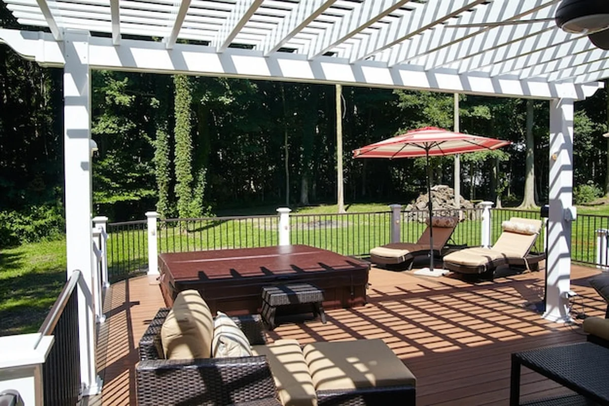 Luksusowa pergola z zasłonami i jacuzzi w ogrodzie