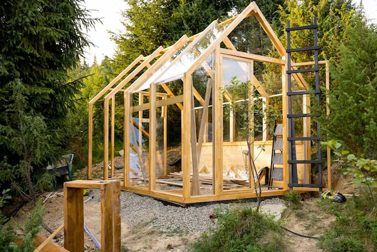 Drewniana szklarnia w budowie