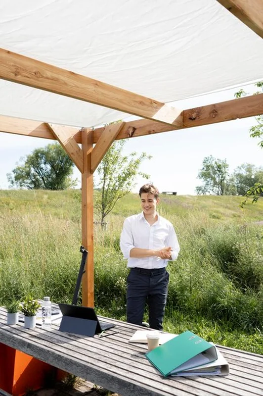 Młoda kobieta siedząca na krześle w parku