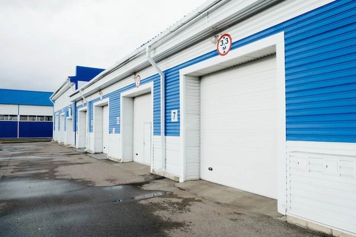 Nowoczesny garaż z automatycznymi bramami dla samochodów ciężarowych i dużych samochodów