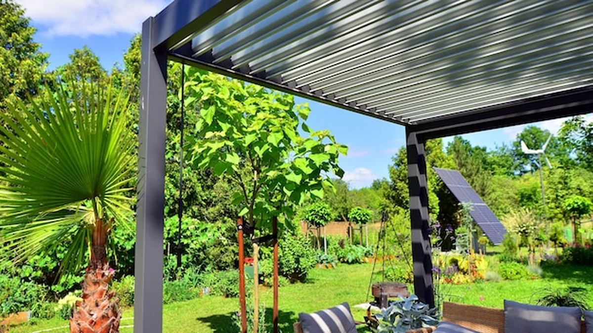 Nowoczesna pergola z panelem słonecznym w zielonym ogrodzie