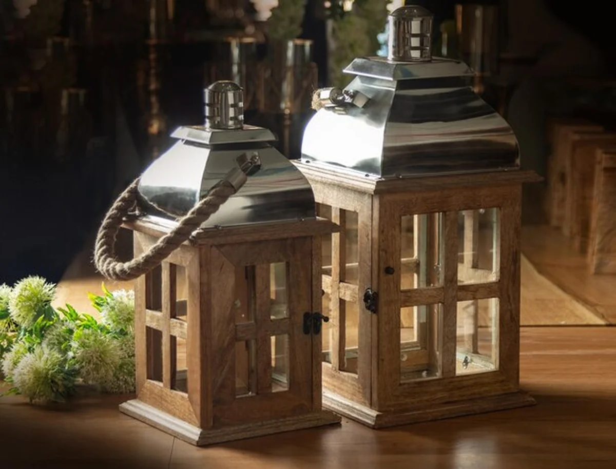 Drewniane lampy w stylu orientalnym na drewnianej powierzchni rustykalnej